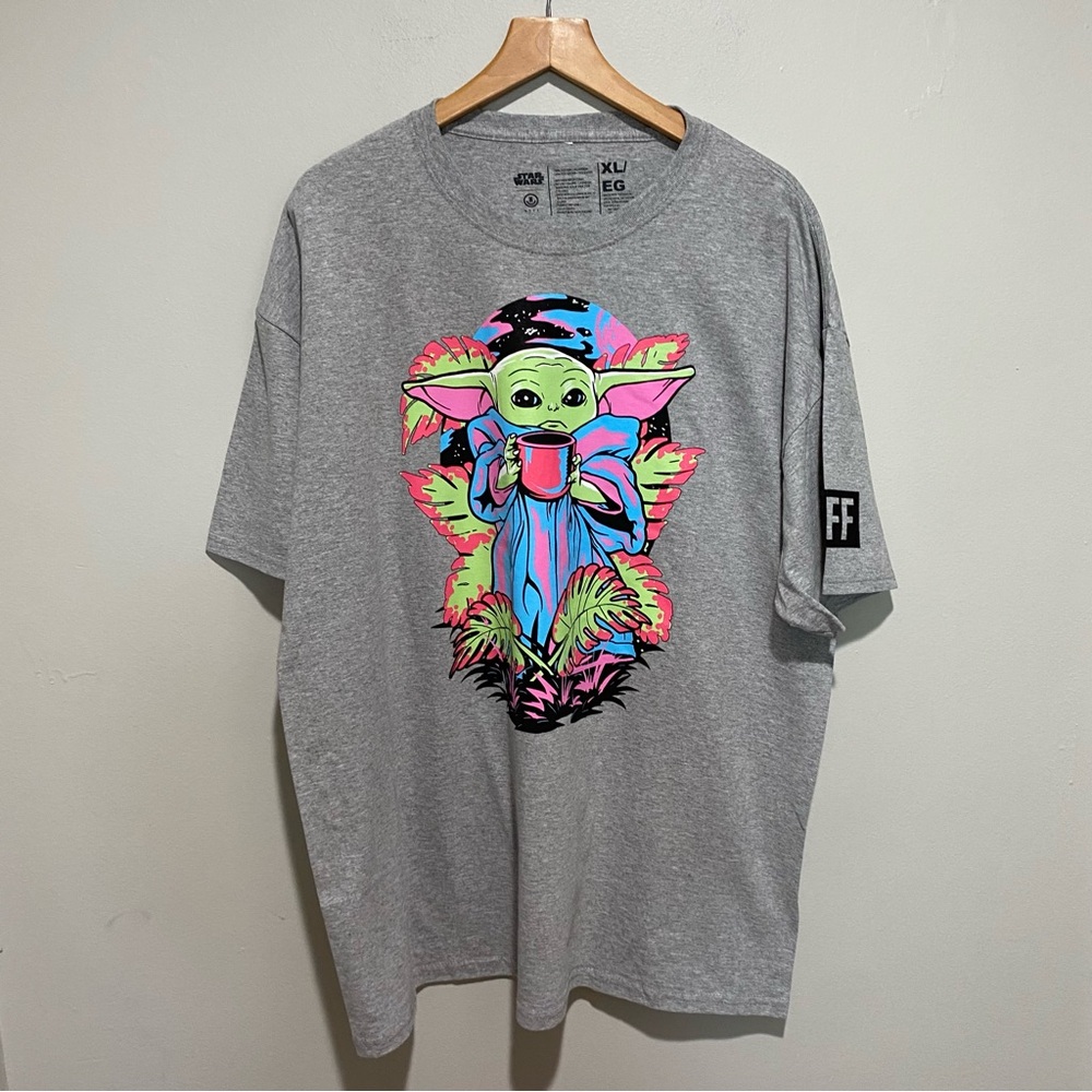 NWT Star Wars‎ Gray T-Shirt with Vibrant Graphic of Baby Yoda Size XL